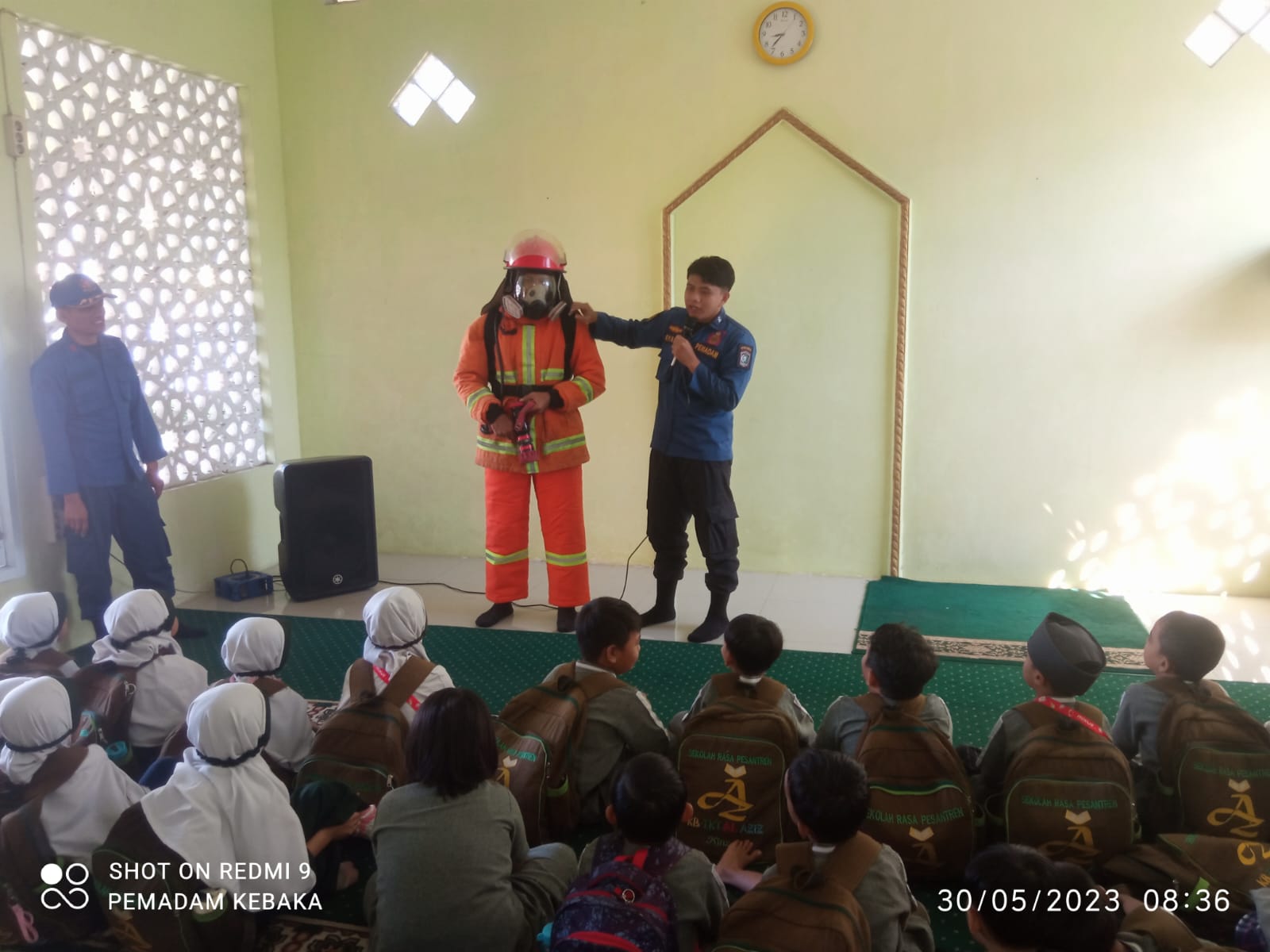 Damkar Satpol Pp Lumajang Melaksanakan Sosialisalisasi dan Edukasi Penanggulangan Bahaya Kebakaran Bersama TK Tanfidz Al Aziz Lumajang
