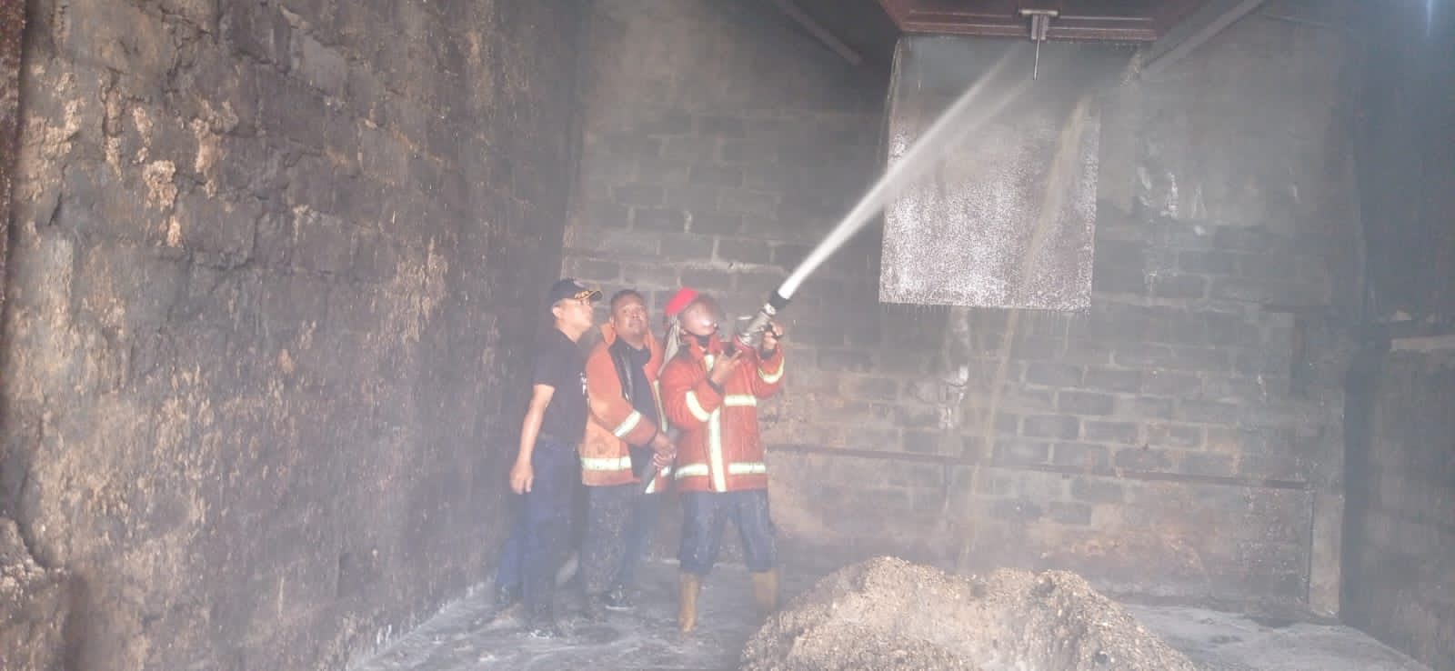 Penanganan Kebakaran Pabrik PT. Kanawood