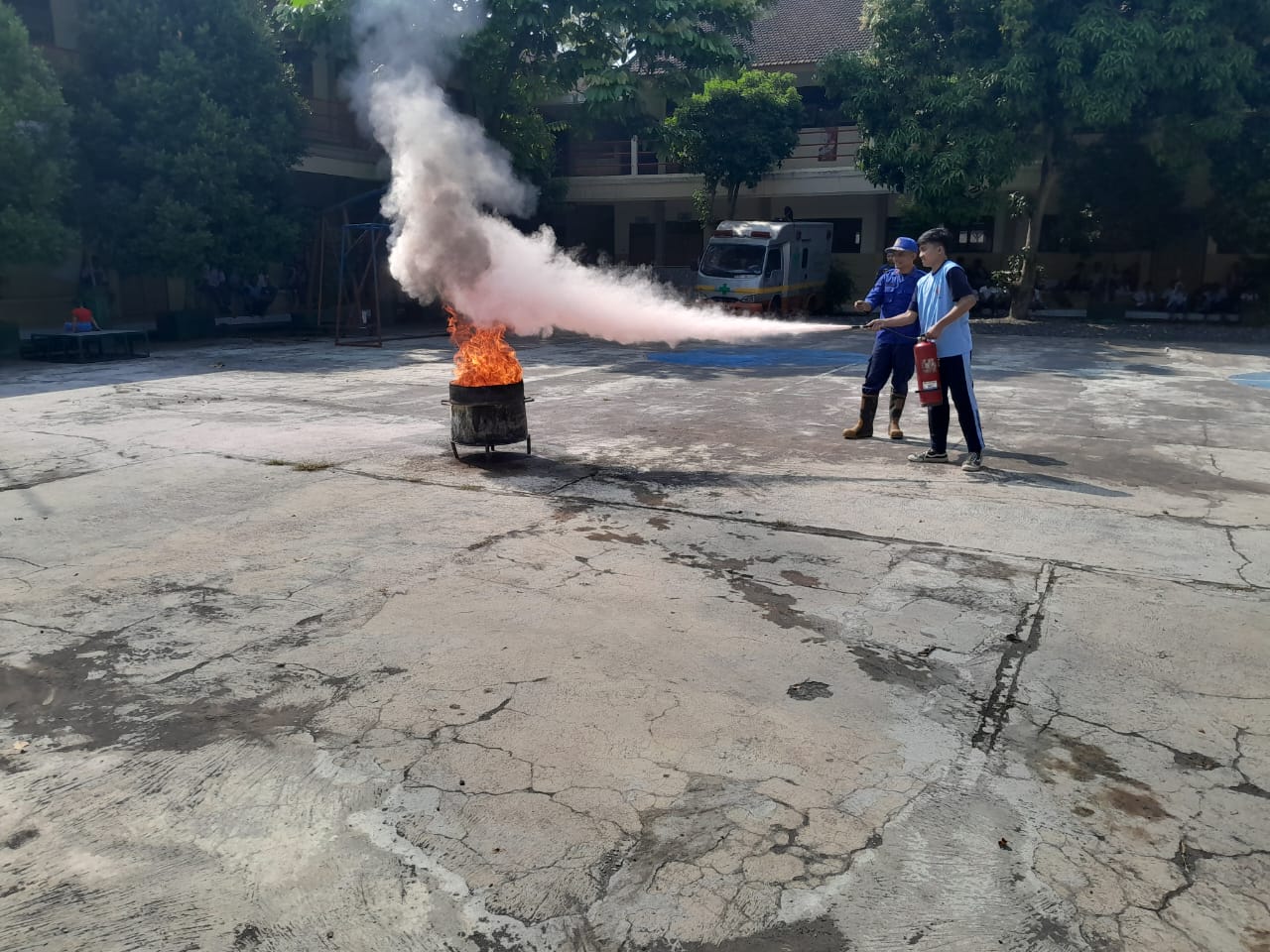 Damkar SatpolPP  Melaksanakan Sosialisalisasi dan Edukasi Penanggulangan Bahaya Kebakaran Bersama Pendidikan ( SMK YP 17-01 jalan M.Husni Thamrin 17 Lumajang)