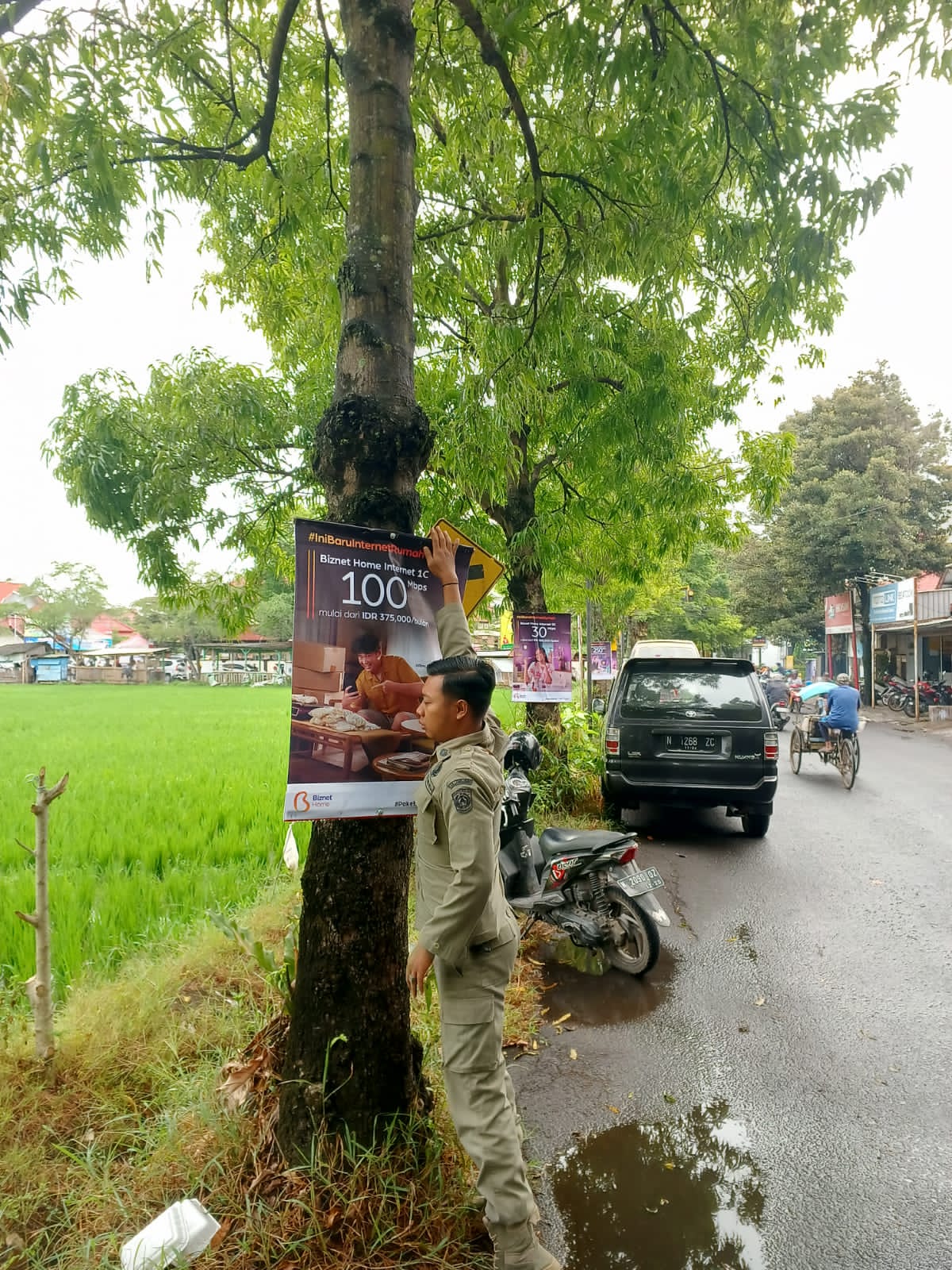 Satuan Polisi Pamong Praja Kabupaten Lumajang melaksanakan Penertiban Reklame.