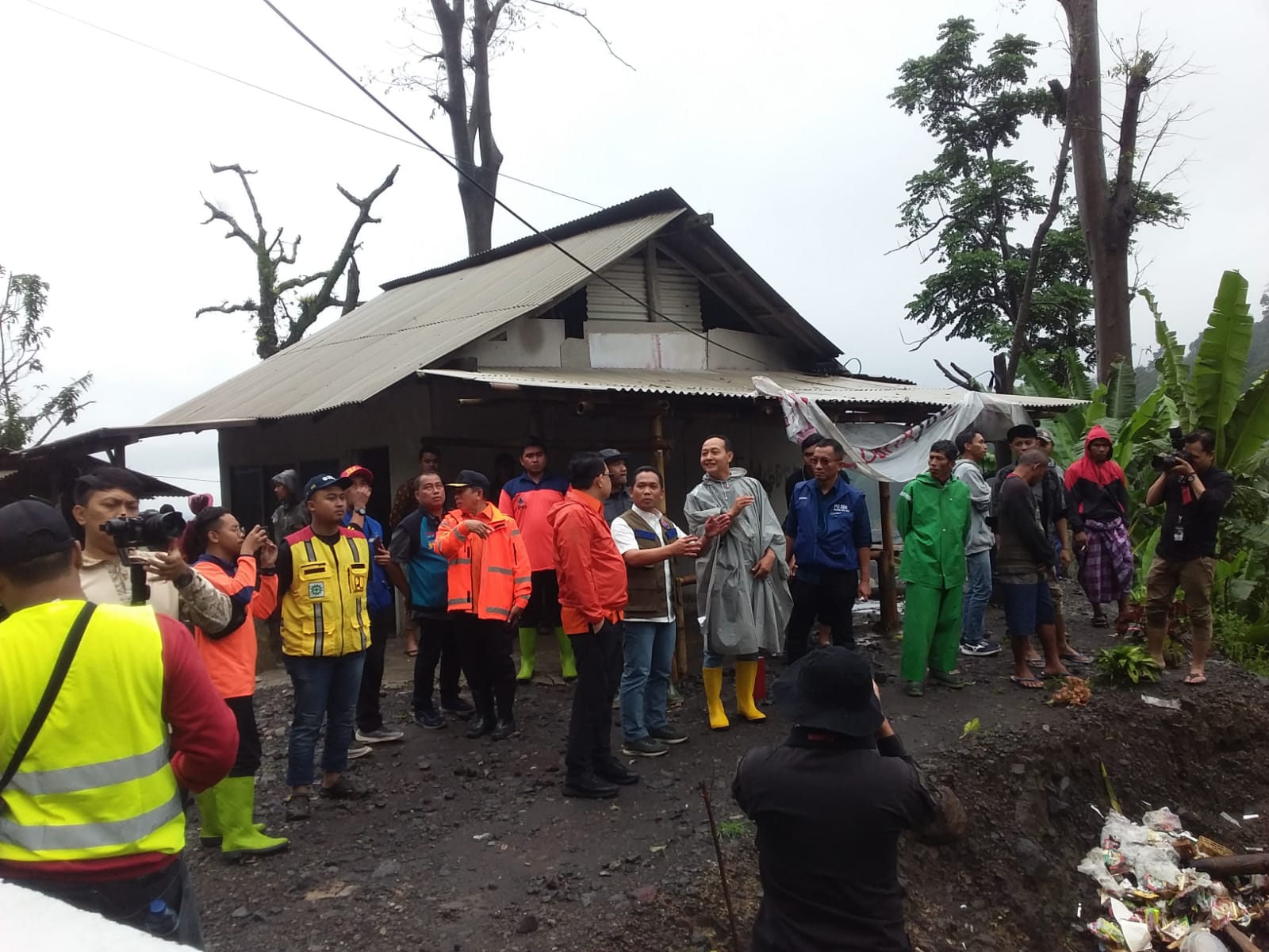Pengamanan Kunjungan ke Lokasi Longsor dan terdampak Banjir