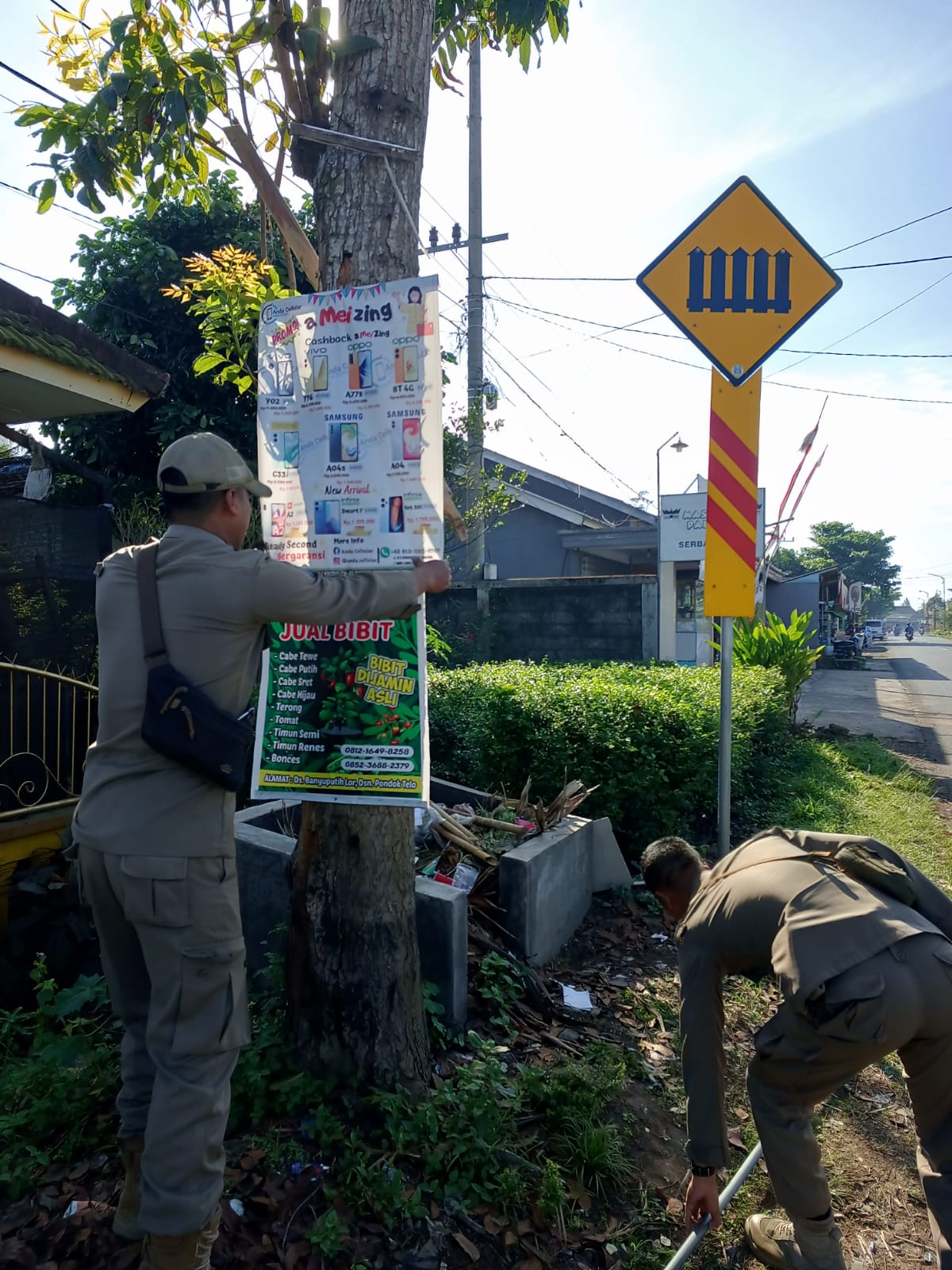 Satuan Polisi Pamong Praja Kabupaten Lumajang melaksanakan Penertiban Reklame.