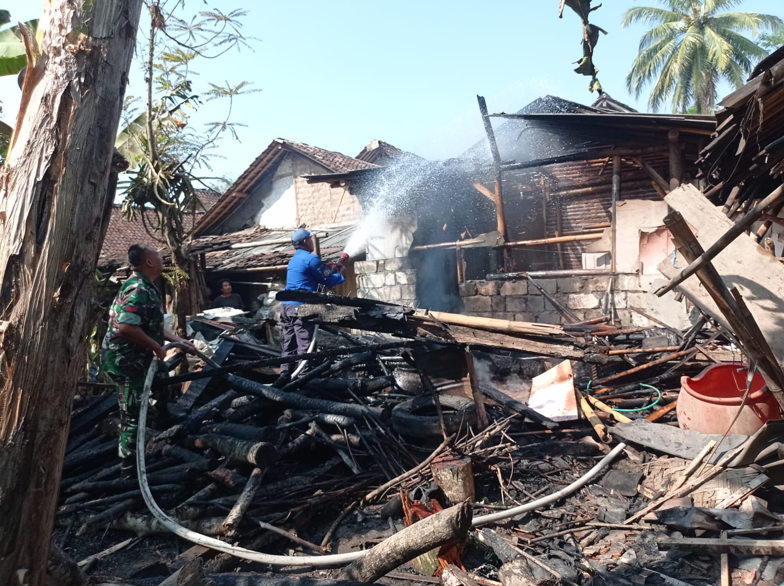 Kebakaran Rumah Bagian Dapur di Dsn. Pakurejo RT 01 RW 09 desa pagowan Kec. Pasrujambe kab. Lumajang