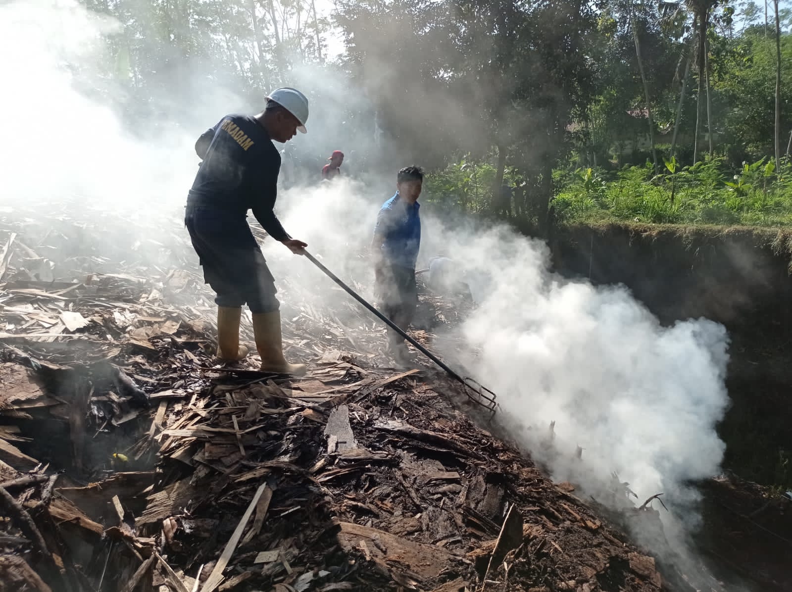 Penanganan Kebakaran bekas penampungan limbah  barker( kulitan pertama kayu sengon )