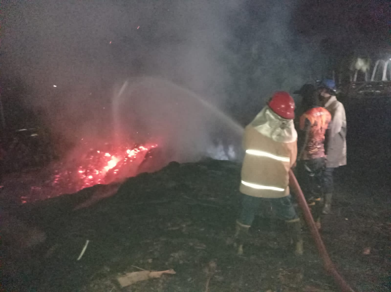 Penanganan Kebakaran Sampah/Limbah UD. Sumber Rezeki di Dusun Darungan, Desa Sari Kemuning Kec Senduro