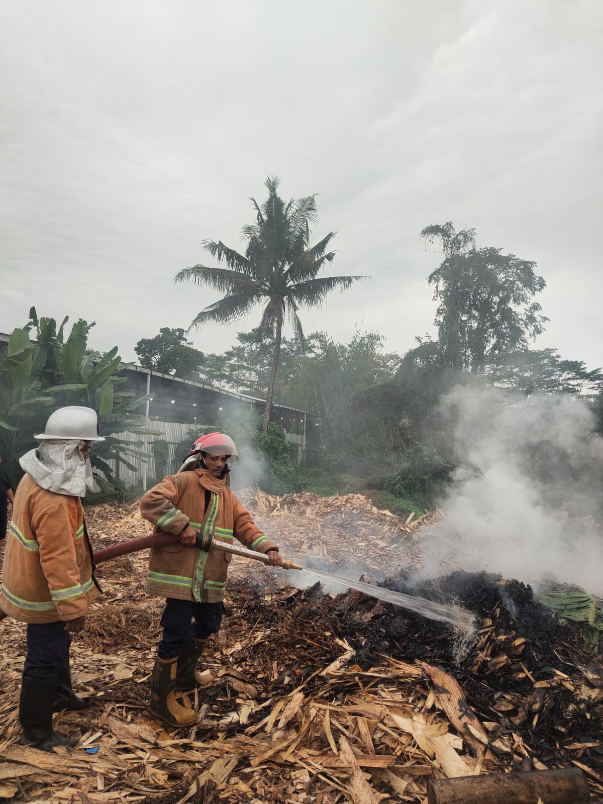 Penanganan Kebakaran Limbah Pabrik di Jalan Semeru No 43 Desa Petaunan Kecamatan Sumbersuko Kabupaten Lumajang