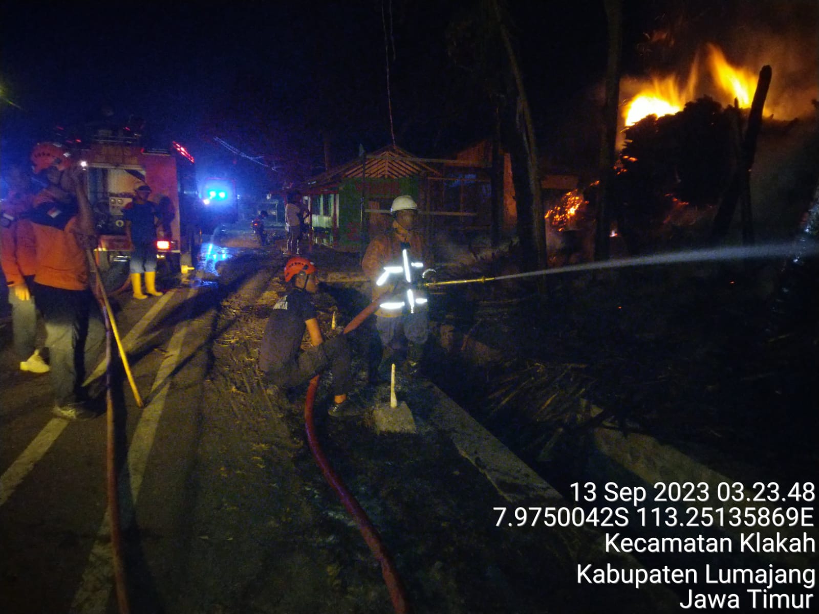 Penanganan Kebakaran Limbah Kayu UD. Candrawood di Dusun Linduboyo RT/RW 01/01 Desa Klakah Kecamatan Klakah
