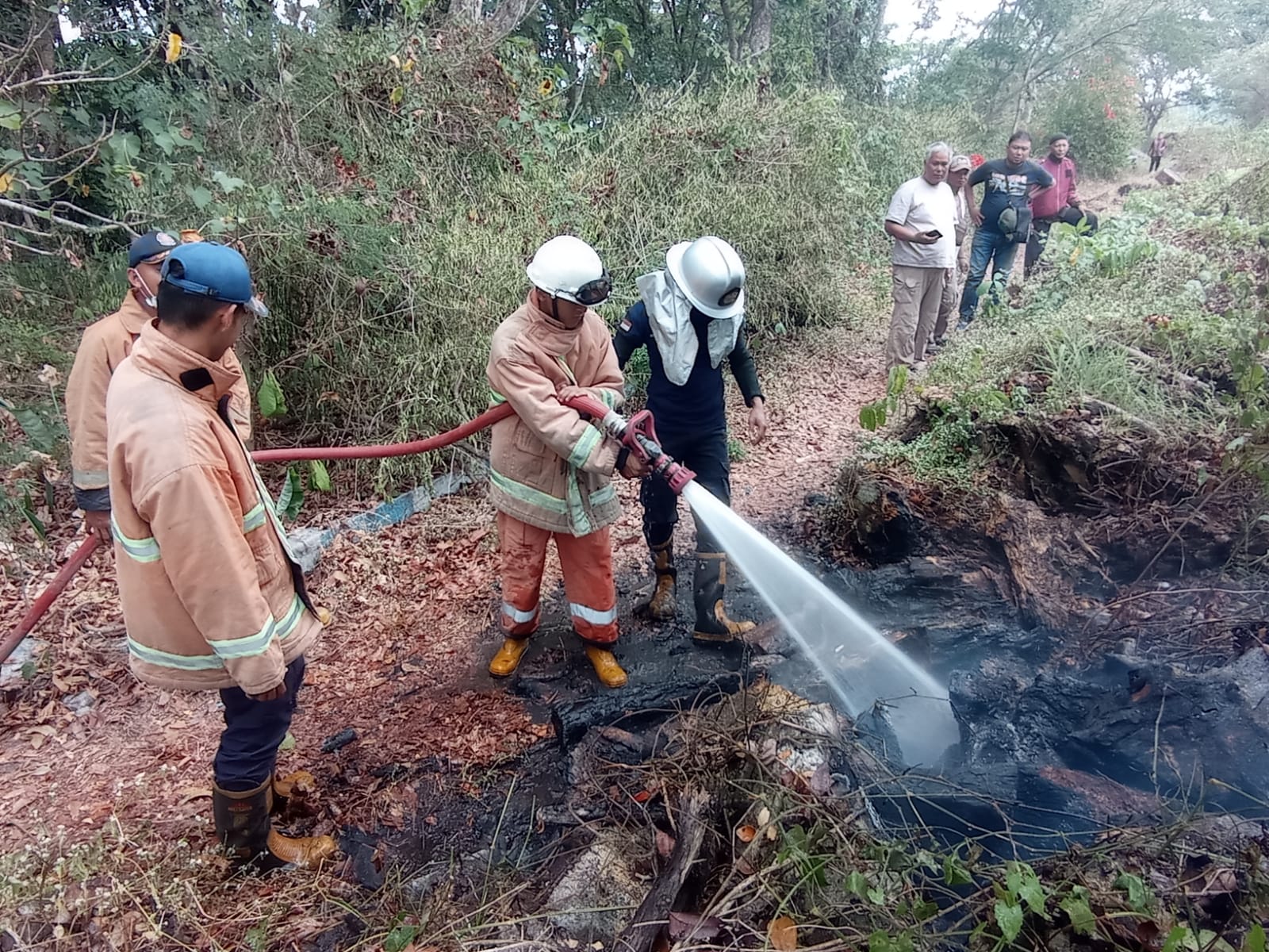 Penanganan Kebakaran TPA di Lahan TPA Besuk Jl Lembah Chayun Desa Besuk Kecamatan Tempeh Kabupaten Lumajang