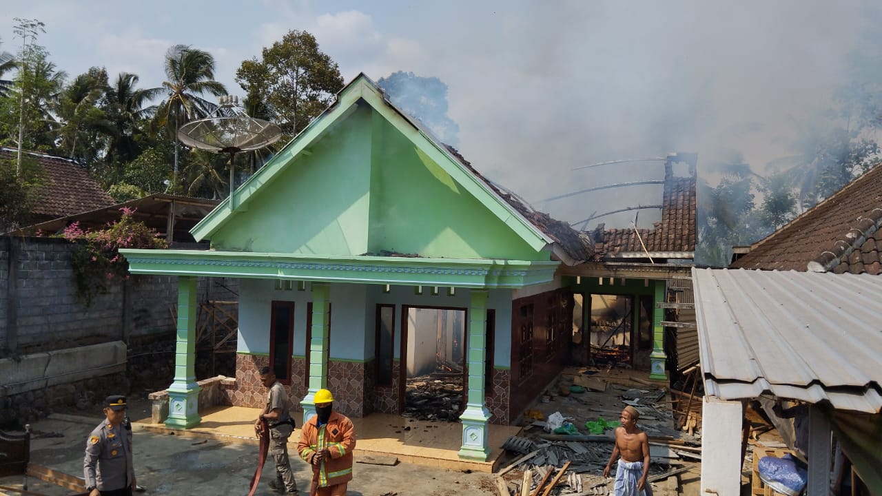 Penanganan Kebakaran Rumah dan Kebakaran Sampah di Dusun Maduran RT 05 RW 05 Desa Sarikemuning Kecamatan Senduro