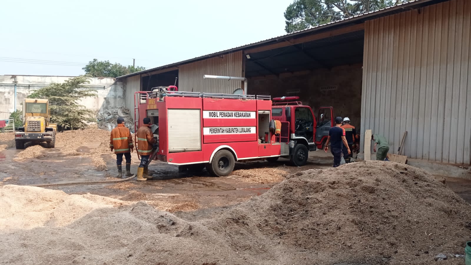 Penanganan Kebakaran Gudang produksi Pelet Jalan Gunung Ringgit Dusun Curah pakem RT. 03 RW. 02 Desa Mlawang Kec. Klakah Kab. Lumajang