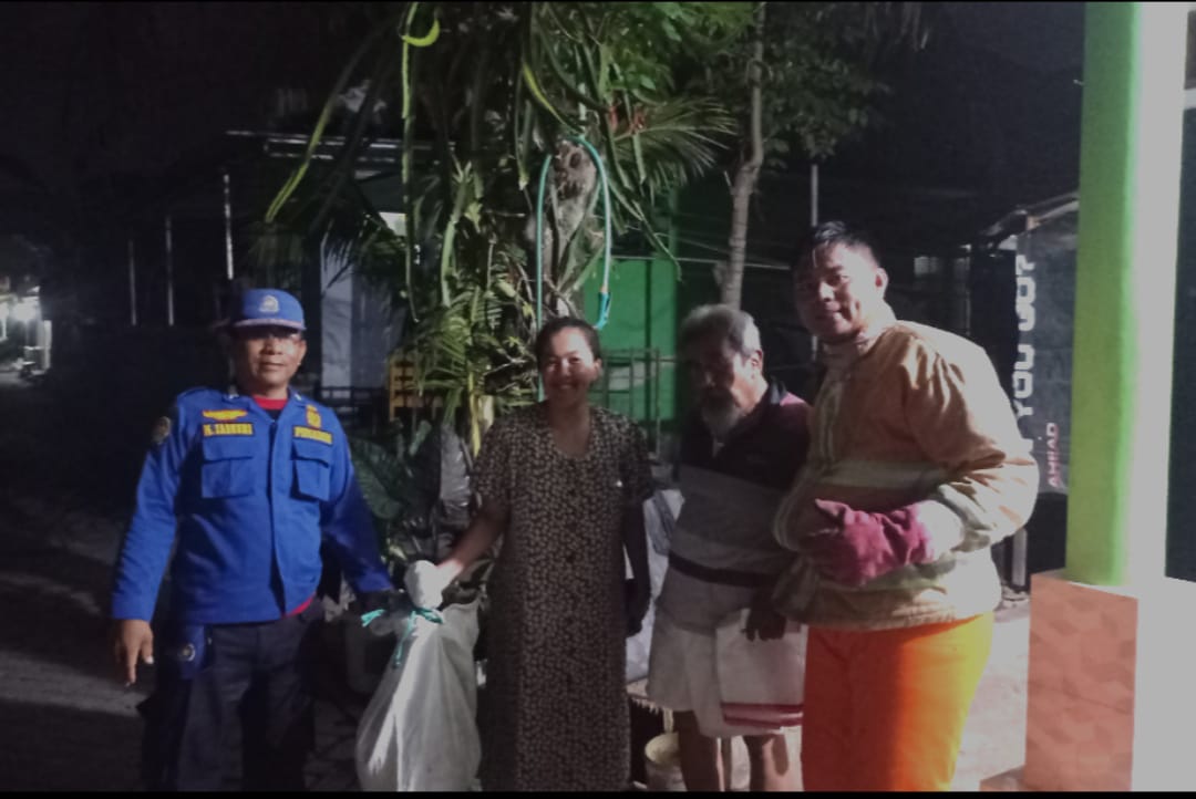 Evakuasi Sarang Tawon Jenis Vespa Affinis di RT 01 RW 23 Kelurahan Tompokersan Kecamatan Lumajang