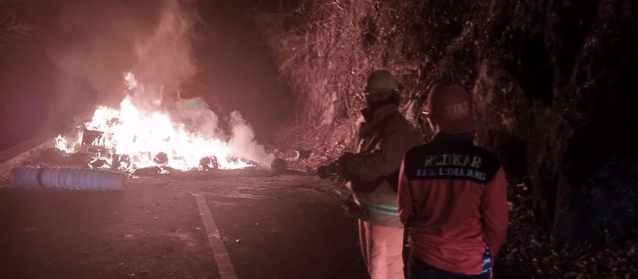 Penanganan Kebakaran Mobil Jenis Pick Up di Buk panjang di atas Gladak Perak atau Jl. Raya Dampit-Lumajang Kec. Candipuro 