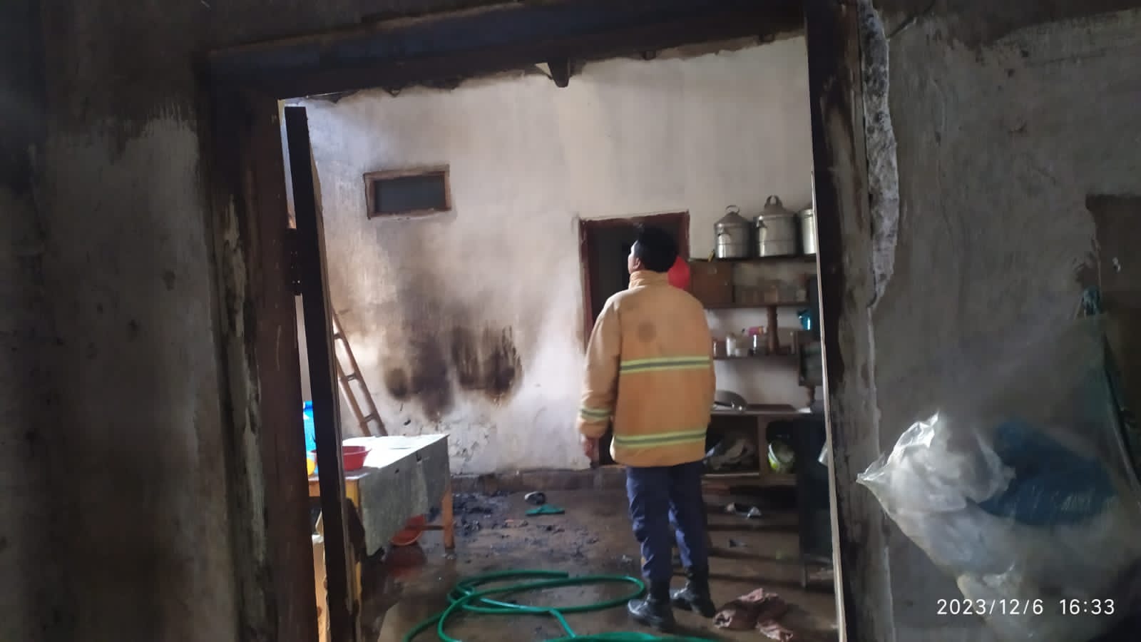 Penanganan Kebakaran Rumah Bagian Dapur di Dusun Besukrejo RT 01 RW 02 Desa Kabuaran Kec. Kunir