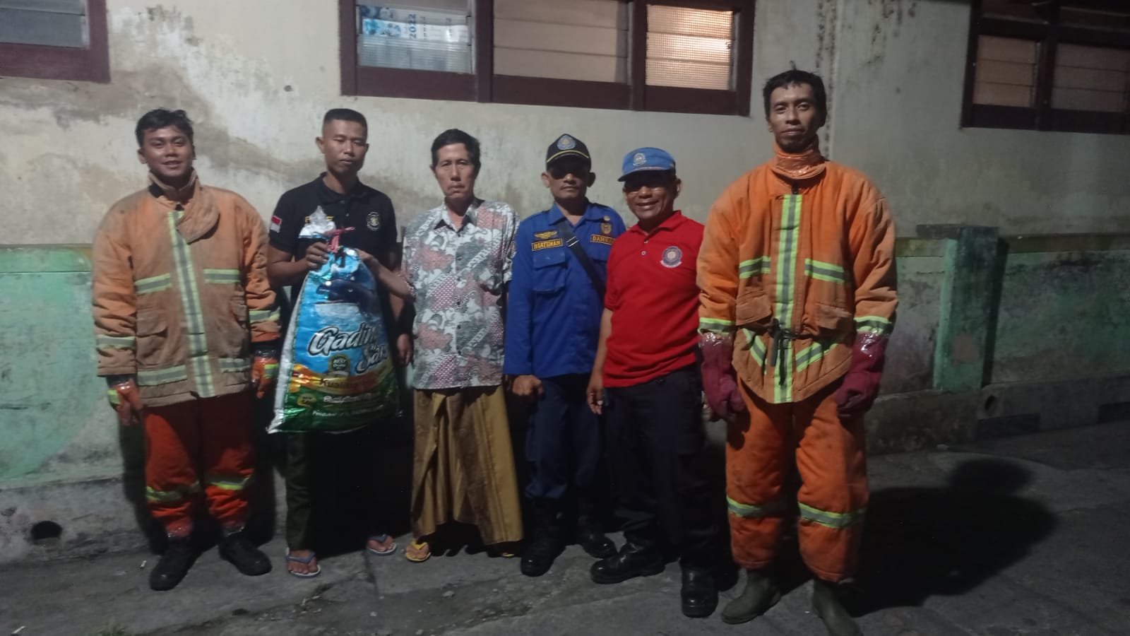 Evakuasi Sarang Tawon Jenis Affinis di Jalan Sultan Hasanudin/Kayubi RT 01 RW 19 Kel. Tompokersan Kec. Lumajang  Kec. Tempeh