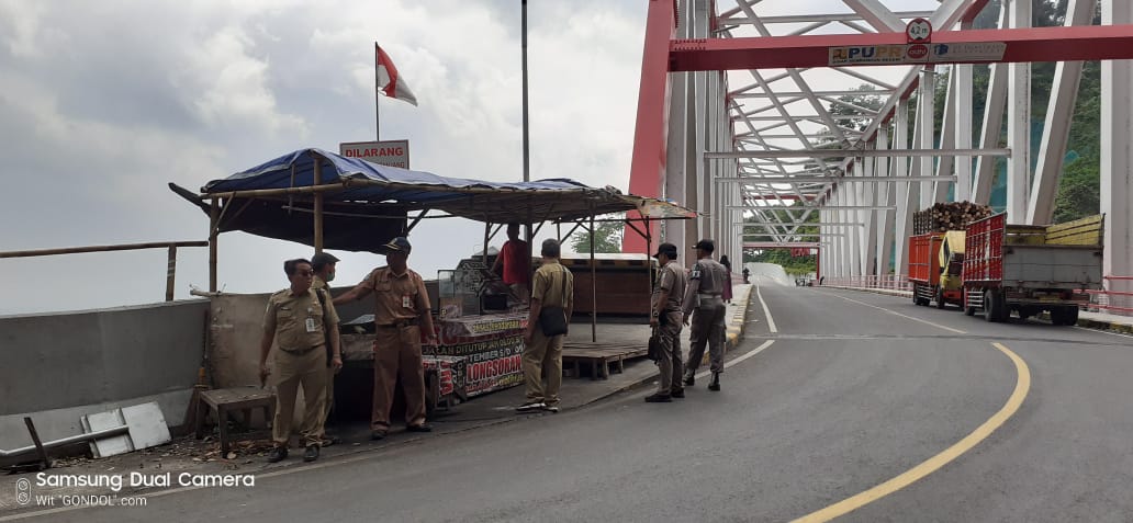 Sosialisasi dan Penertiban PKl di Jembatan Besuk Koboan Dusun Kamar Kajang Desa Sumberwuluh Kec Candipuro