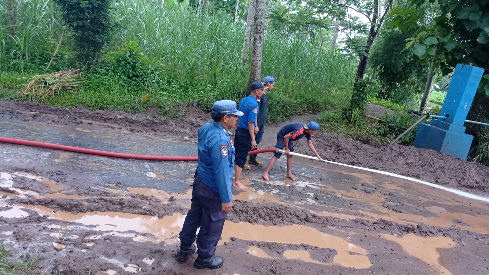 Penyemprotan Jalan Pasca Banjir di Dsn Mengarai RT 02/ RW 02 Desa Bandaran Kec. Kedungjajang