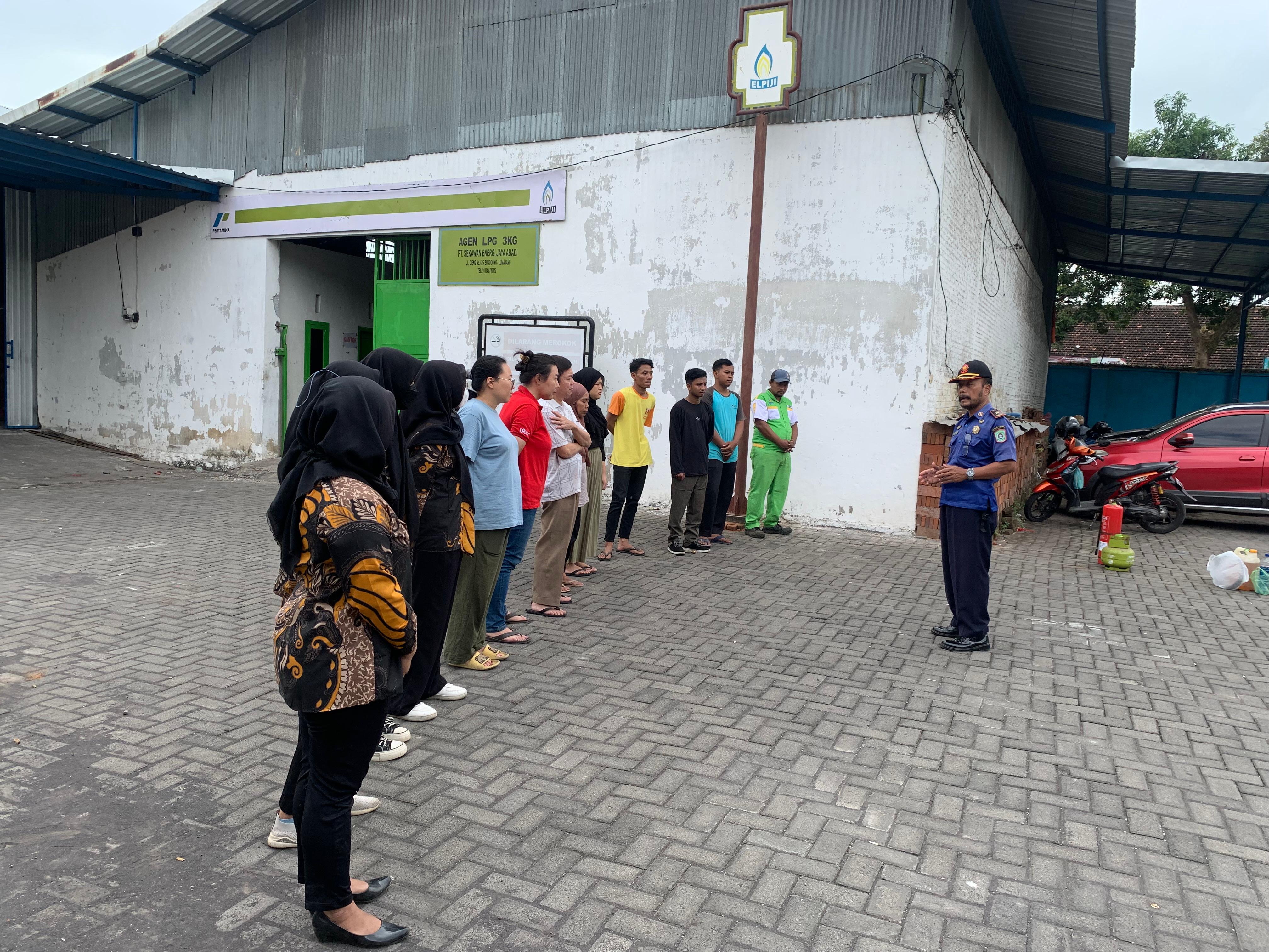 Sosialisasi dan Edukasi Penanggulangan Bahaya Kebakaran pada karyawan Gudang Dawuhan Lor