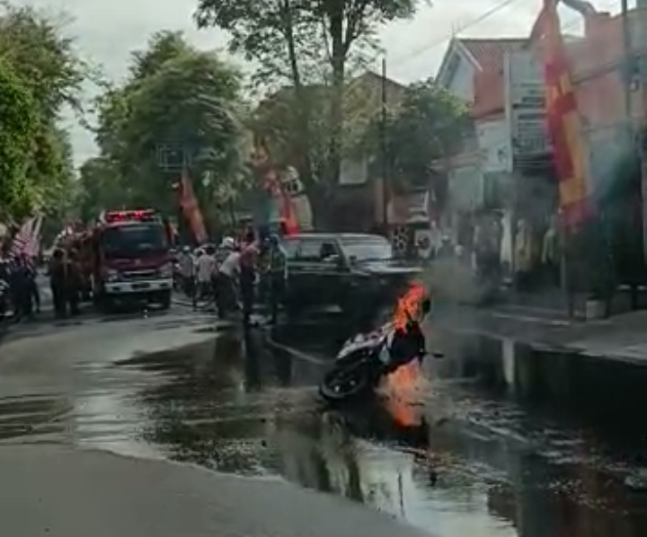 Motor Hangus Terbakar di Jalan pertigaan SDN 1 Jogoyudan Lumajang