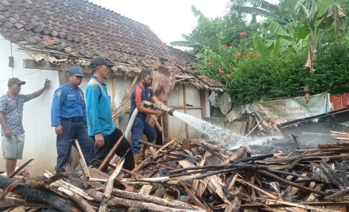 Terjadi Kebakaran Rumah Desa Bodang Kecamatan Padang