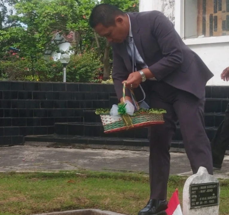 Upacara Tabur Bunga Memperingati HUT ke -77 TNI