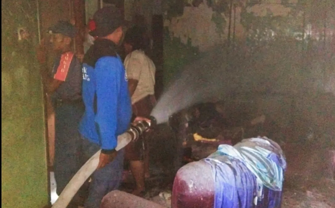 Akibat Korsleting Listrik, Rumah di desa  Kebonsari Sumbersuko Terbakar