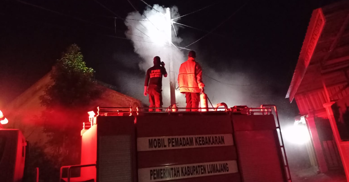 Kabel PLN Terbakar Sampai Putus di atas Rumah Warga Kelurahan Rogotrunan Lumajang
