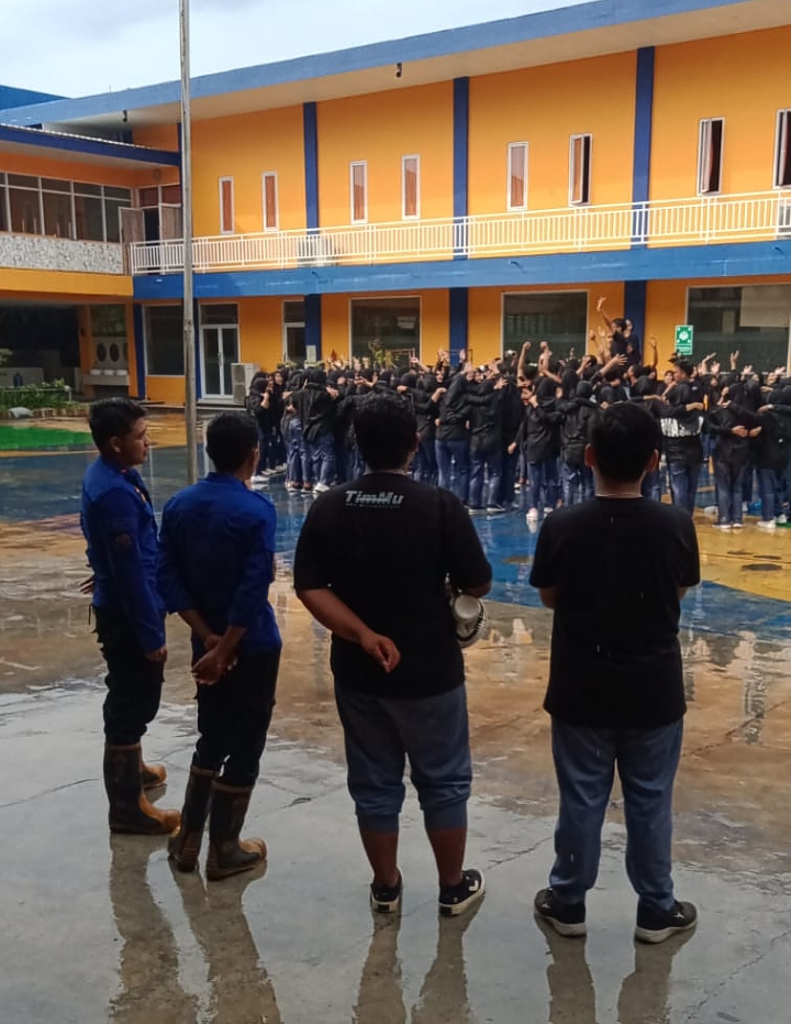 Damkar Lumajang menssuport kegiatan sekolah dalam rangka pembuatan year book school di Smk Muhammdiyah Lumajang