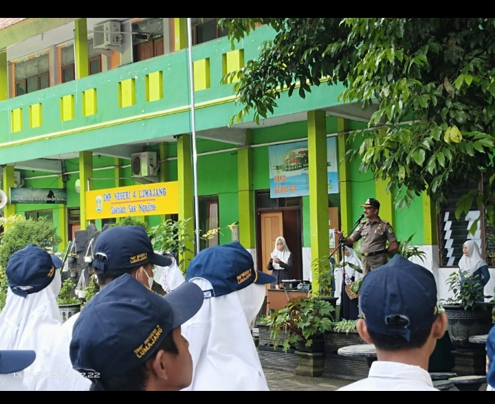 Inspektur Upacara di SMP Negeri 4 Lumajang.