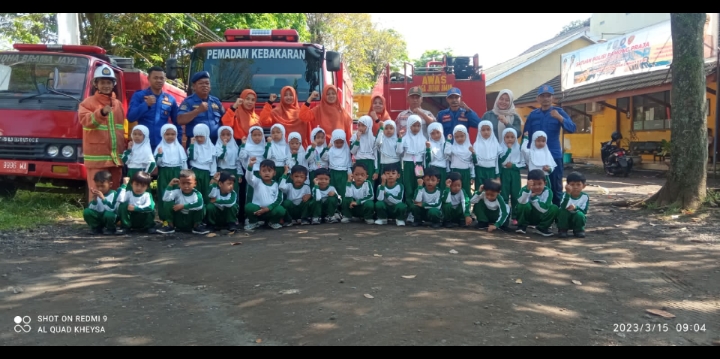 Damkar melaksanakan sosialisasi dan edukasi bahaya penanggulangan bahaya kebakaran dalam rangka outing class pada R.A Muslimat Nurul Falah Desa Jokarto Kecamatan Tempeh