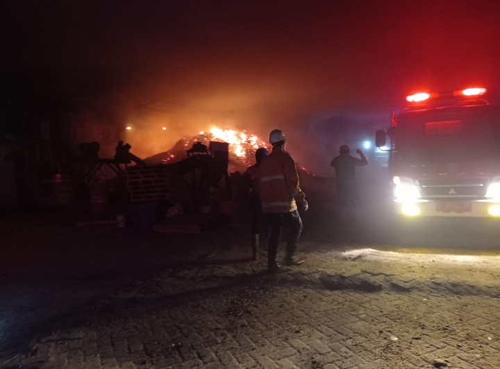 Penanganan Kebakaran Pabrik Pelet PT. Serbuk Jaya Abadi Dusun Kebonan RT/RW 07/31 Desa Mojo Kecamatan Padang Kabupaten Lumajang
