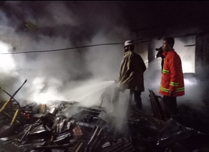 Evakuasi Kebakaran Rumah Bagian Dapur Dan Bekas Kandang Sapi di Dusun Krajan Desa Wonokerto RT/RW 06/05 Kecamatan Tekung  Kabupaten Lumajang
