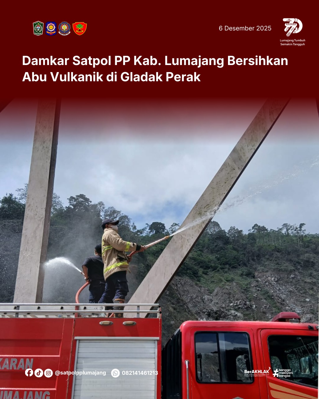Damkar Satpol PP Kab. Lumajang Bersihkan Abu Vulkanik di Gladak Perak